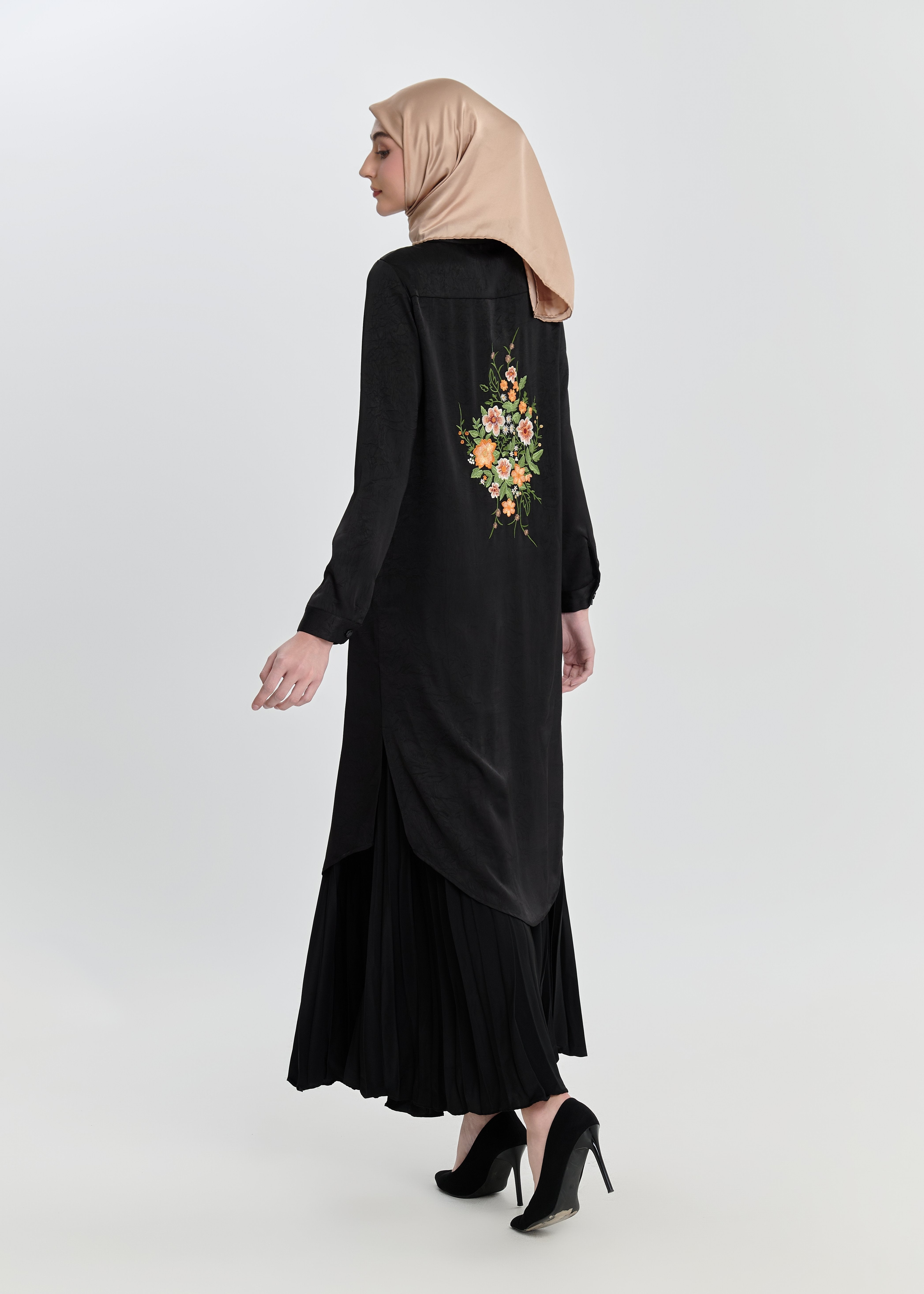 Zahra Embroidered Set by Minnaba