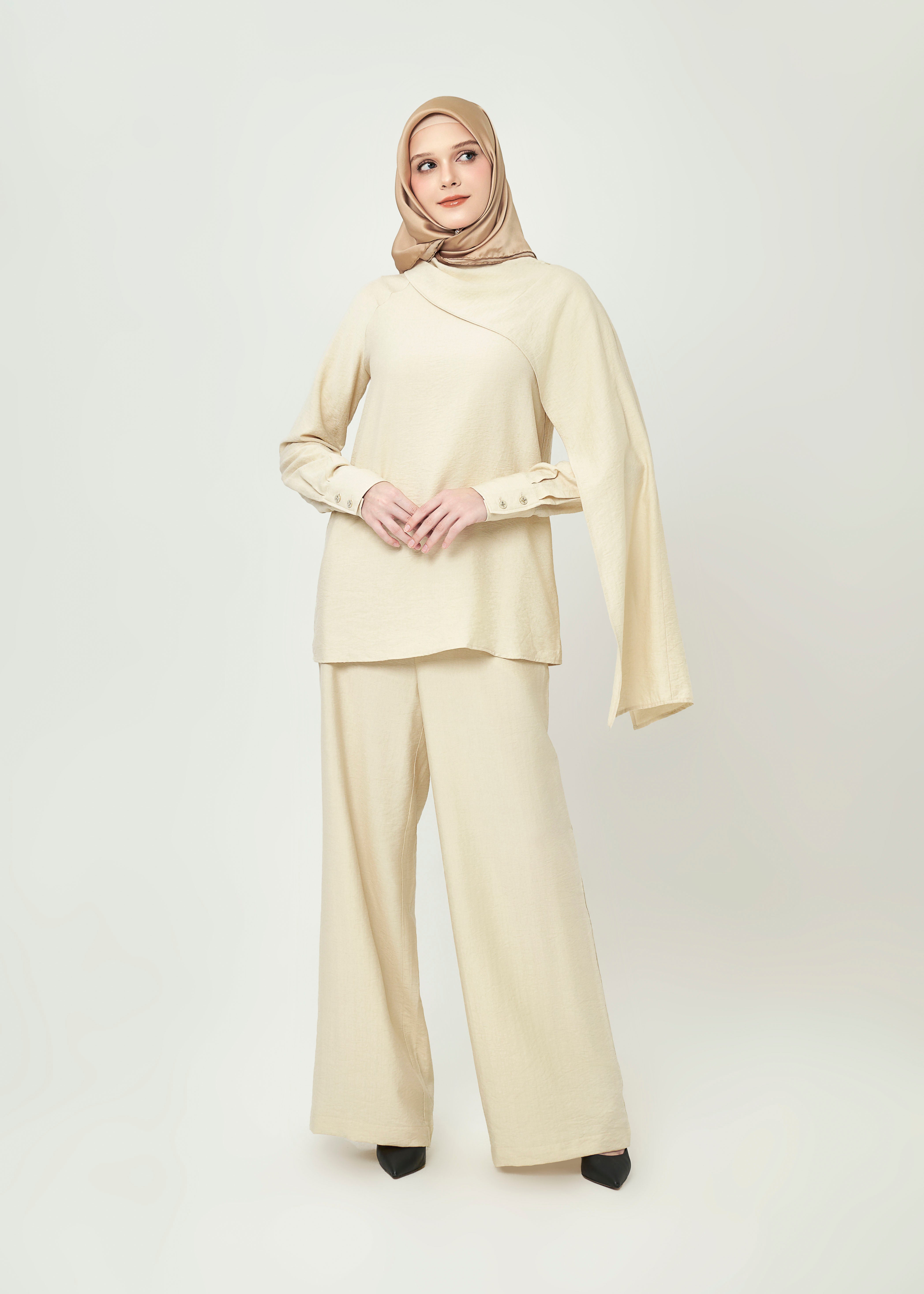 Elara Straight-Leg Pants by Minnaba